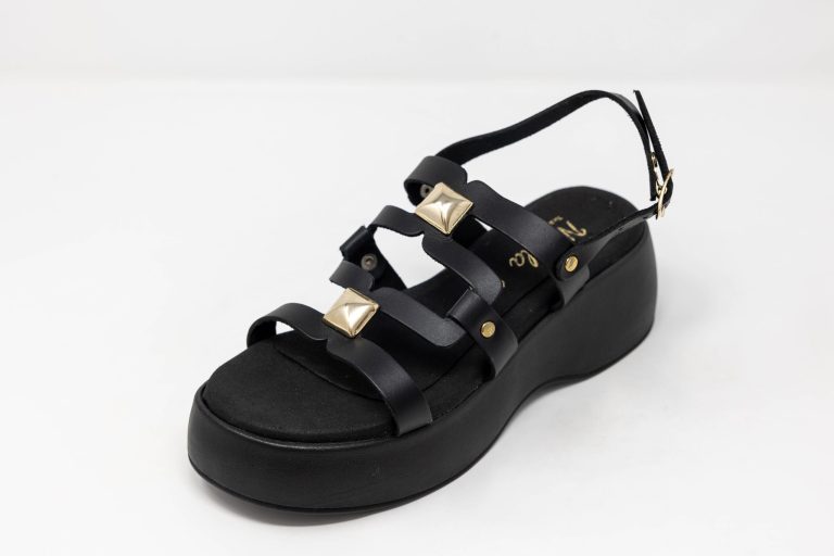 Flatforms Olympea Γυναικεία χειροποίητα δερμάτινα flatforms Olympea σε μαύρο χρώμα με χρυσά διακοσμητικά