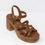 Heels Melia , Γυναικεία χειροποίητα δερμάτινα πέδιλα Melia σε καφέ με μεταλλικό τοκά.