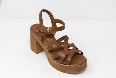 Heels Melia , Γυναικεία χειροποίητα δερμάτινα πέδιλα Melia σε καφέ με μεταλλικό τοκά.