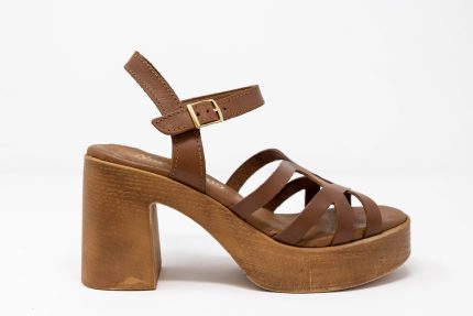 Heels Melia side , Γυναικεία χειροποίητα δερμάτινα πέδιλα Melia σε καφέ με μεταλλικό τοκά.