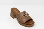 Mules Juliette,Juliette γυναικεία δερμάτινα mules σε χρώμα πούρου με χρυσή αγκράφα