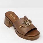 Mules Juliette,Juliette γυναικεία δερμάτινα mules σε χρώμα πούρου με χρυσή αγκράφα