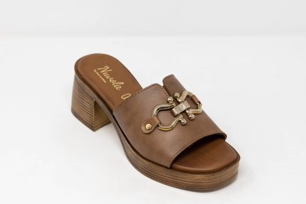 Mules Juliette,Juliette γυναικεία δερμάτινα mules σε χρώμα πούρου με χρυσή αγκράφα