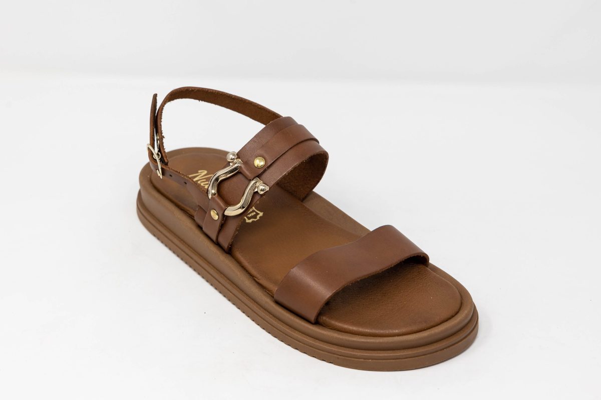 Sandal Caroline Γυναικεία χειροποίητα δερμάτινα σανδάλια Caroline σε ταμπά απόχρωση με χρυσό διακοσμητικό κρίκο
