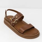 Sandal Caroline Γυναικεία χειροποίητα δερμάτινα σανδάλια Caroline σε ταμπά απόχρωση με χρυσό διακοσμητικό κρίκο