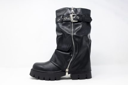 Γυναικείες μπότες με φερμουάρ «Rogue Queen» σε μαύρο χρώμα με μεταλλική αγκράφα και τρακτερωτή σόλα.