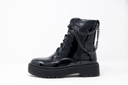 Δερμάτινα μποτάκια «Iron Charm» με μεταλλική αλυσίδα και αντιολισθητική σόλα από τη Nuvola Shoes.