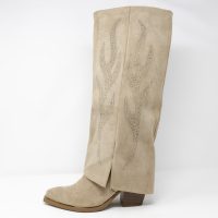 Ψηλές μπεζ μπότες «Canyon Spirit» από Nuvola Shoes — φερμουάρ, τρακτερωτή σόλα, minimal σχεδιασμός. Ιδανικές για casual ή θηλυκά outfits.